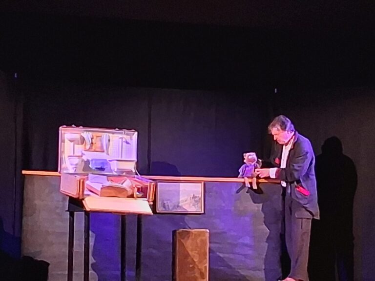 Klassen 1 und 2 besuchen Theaterstück „Elisa-Bib“