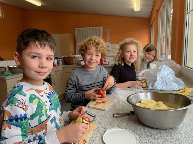 Apfelküchle in der Schulküche