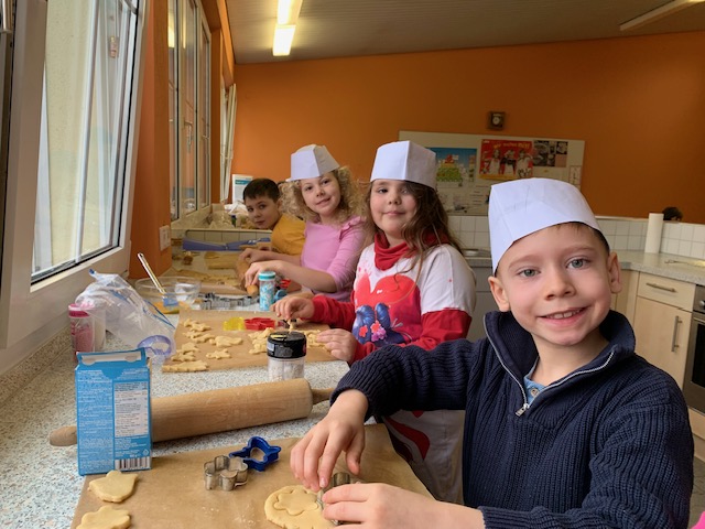 Weihnachtsbäckerei in der zweiten Klasse
